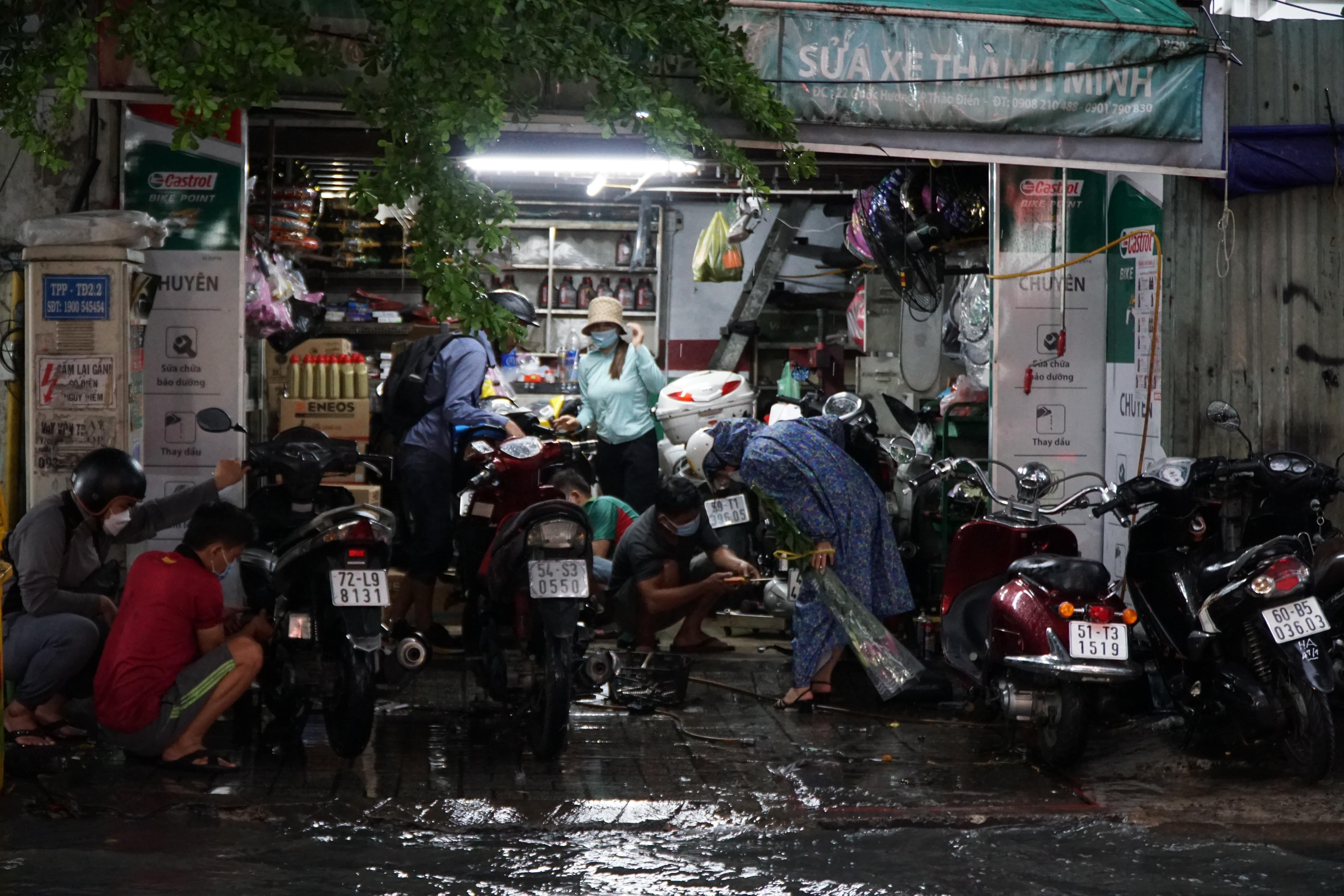 Tiem sua xe o ron ngap Thao Dien dong nghet nguoi anh 1