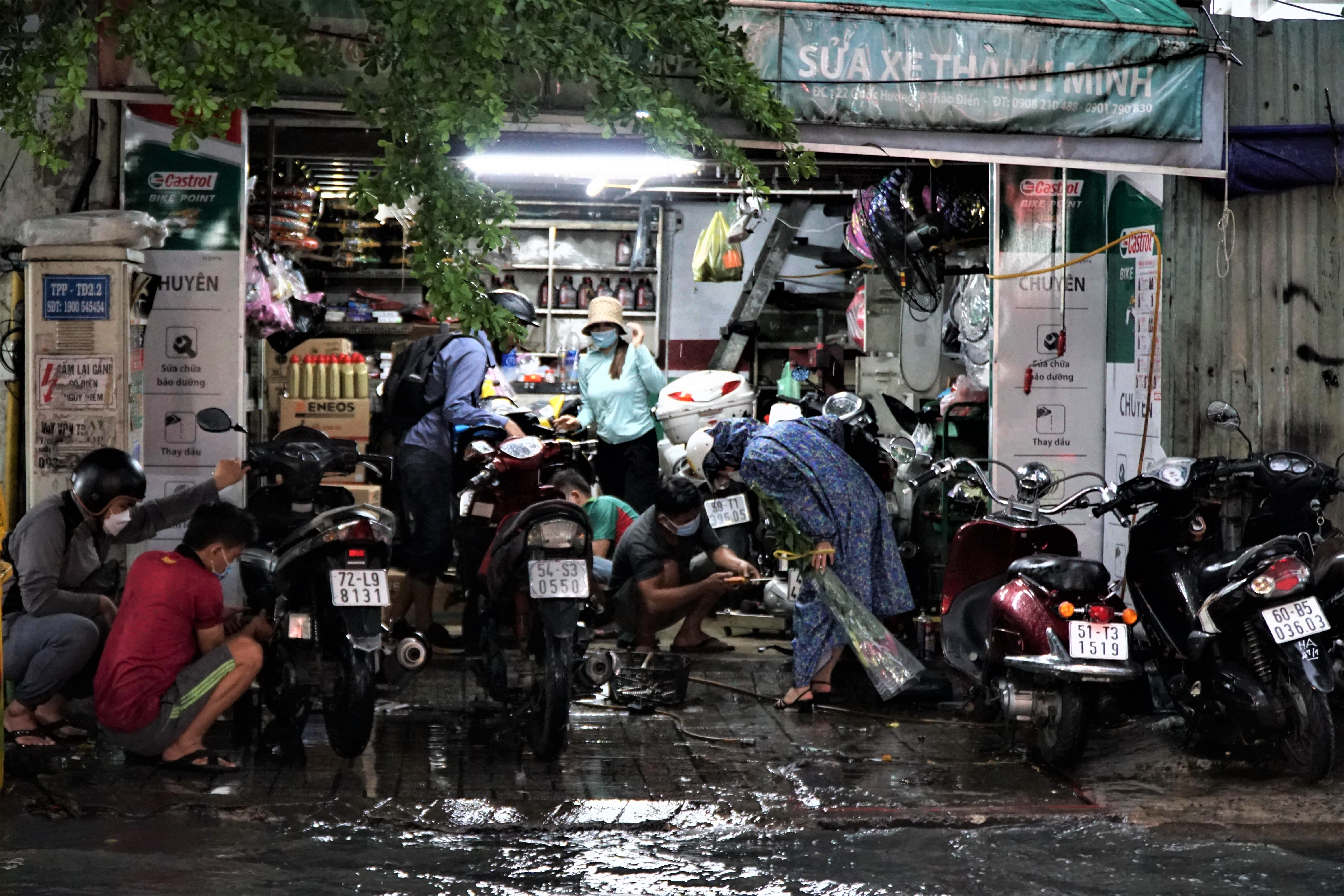 Tiem sua xe o khu Thao Dien dong nghet nguoi sau tran ngap hinh anh