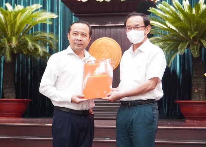 TP.HCM co them 2 thanh uy vien hinh anh