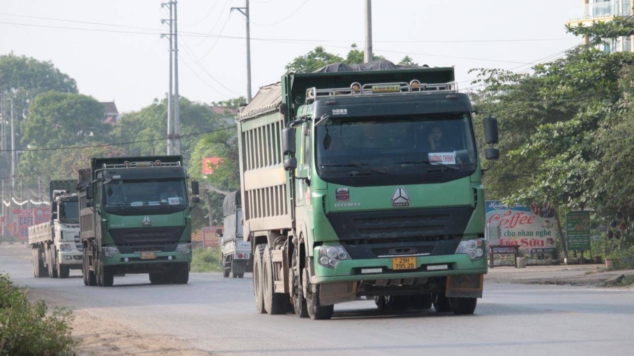 Xe qua tai bung phat, Bo GTVT chi dao tong kiem tra tren toan quoc hinh anh