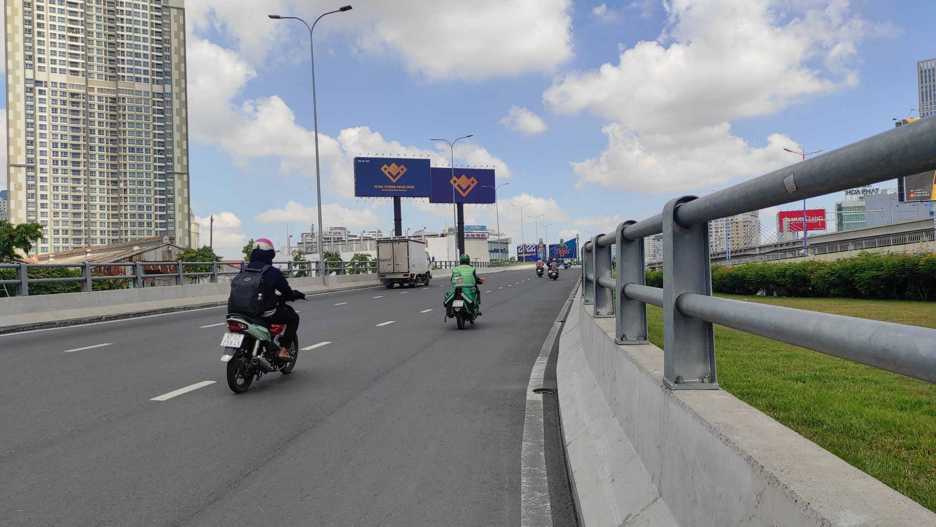 loat nap chan rac cau Nguyen Huu Canh bien mat anh 1