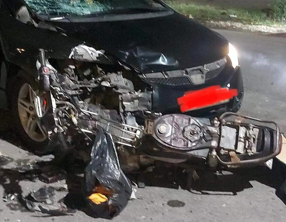 Chay lan lan, nguoi dan ong dam vao oto tu vong hinh anh