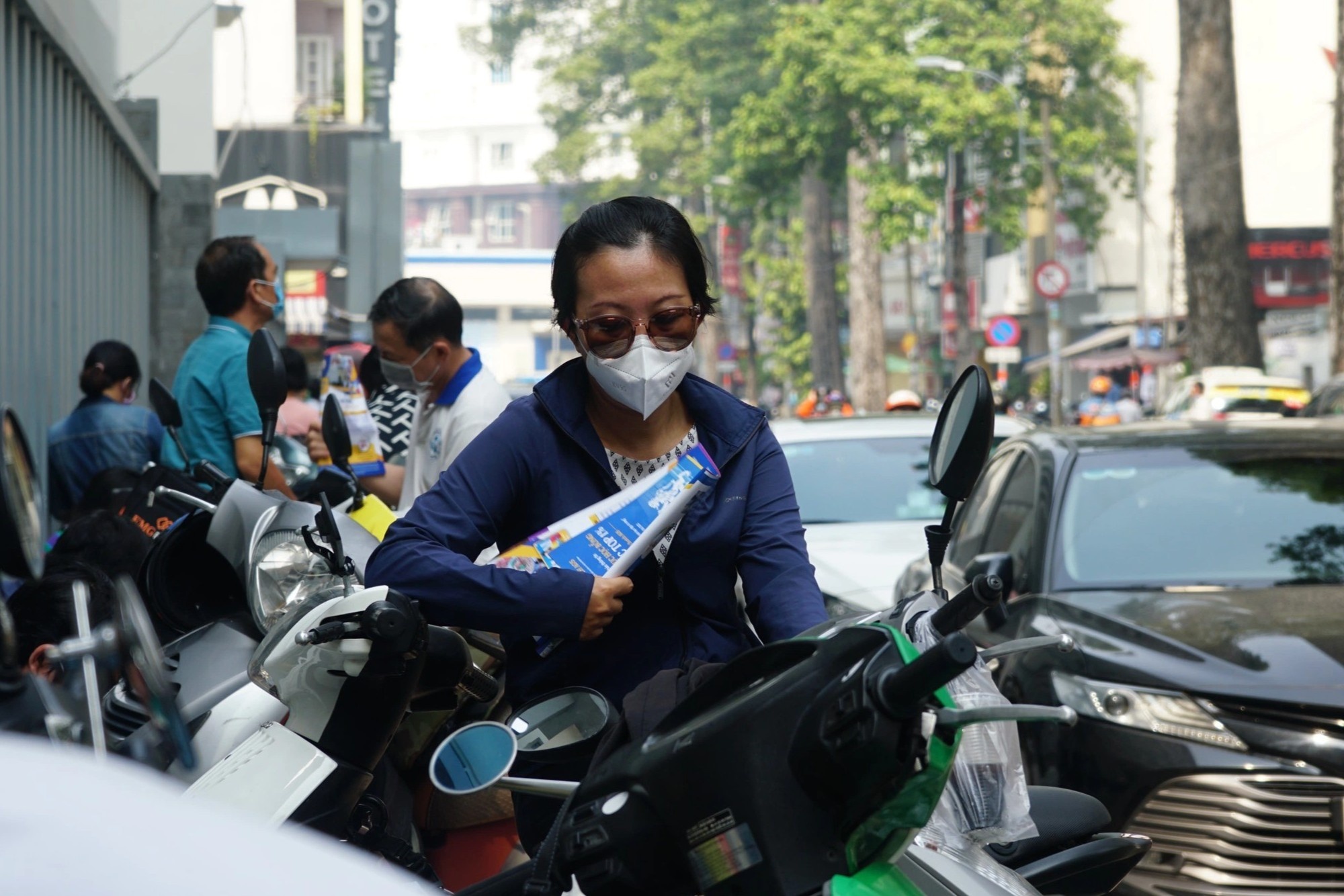 TP.HCM oi nong trong ngay dau tuyen sinh lop 10 hinh anh