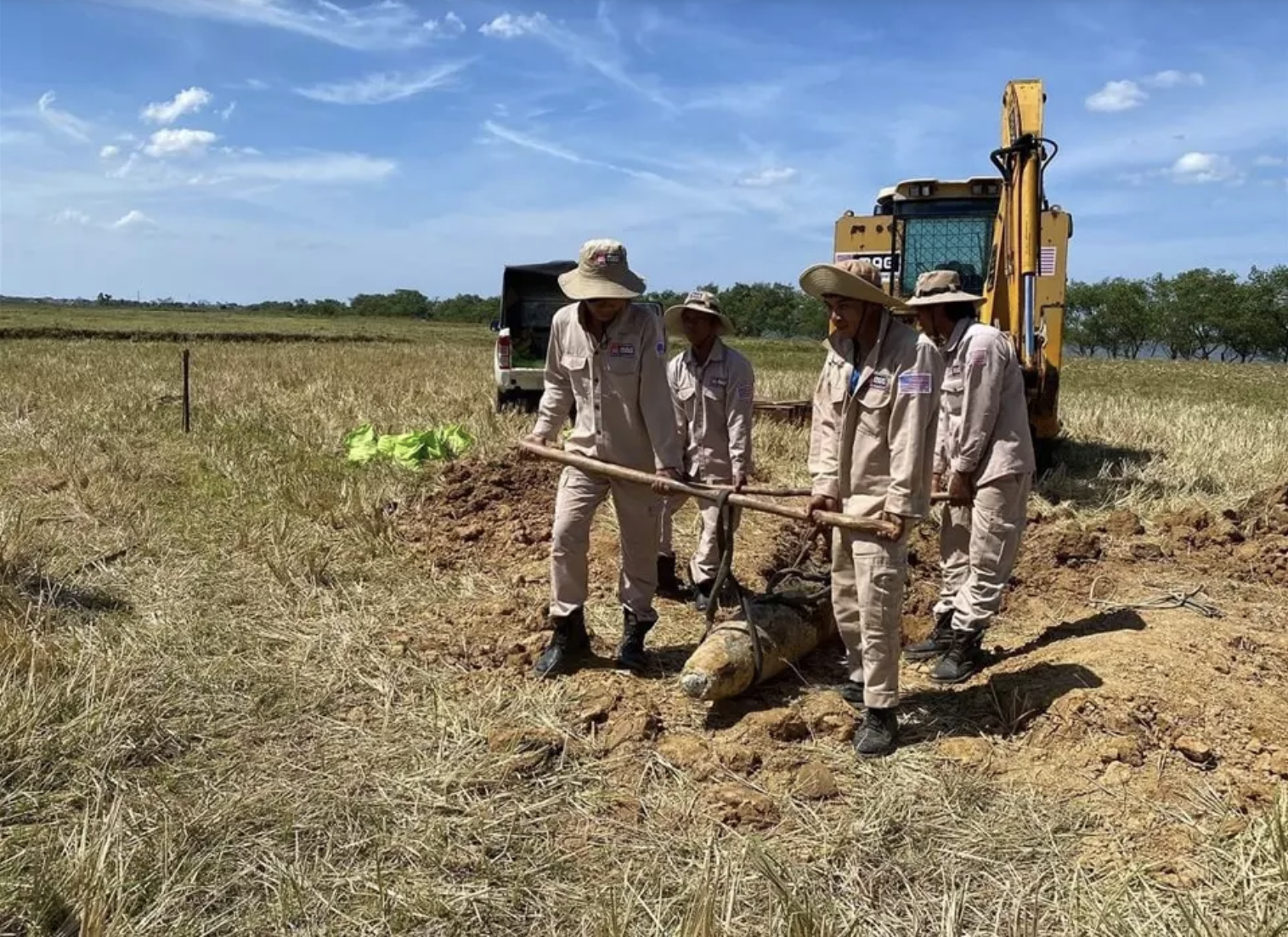 Phat hien qua bom nang 230 kg trong ruong lua anh 1