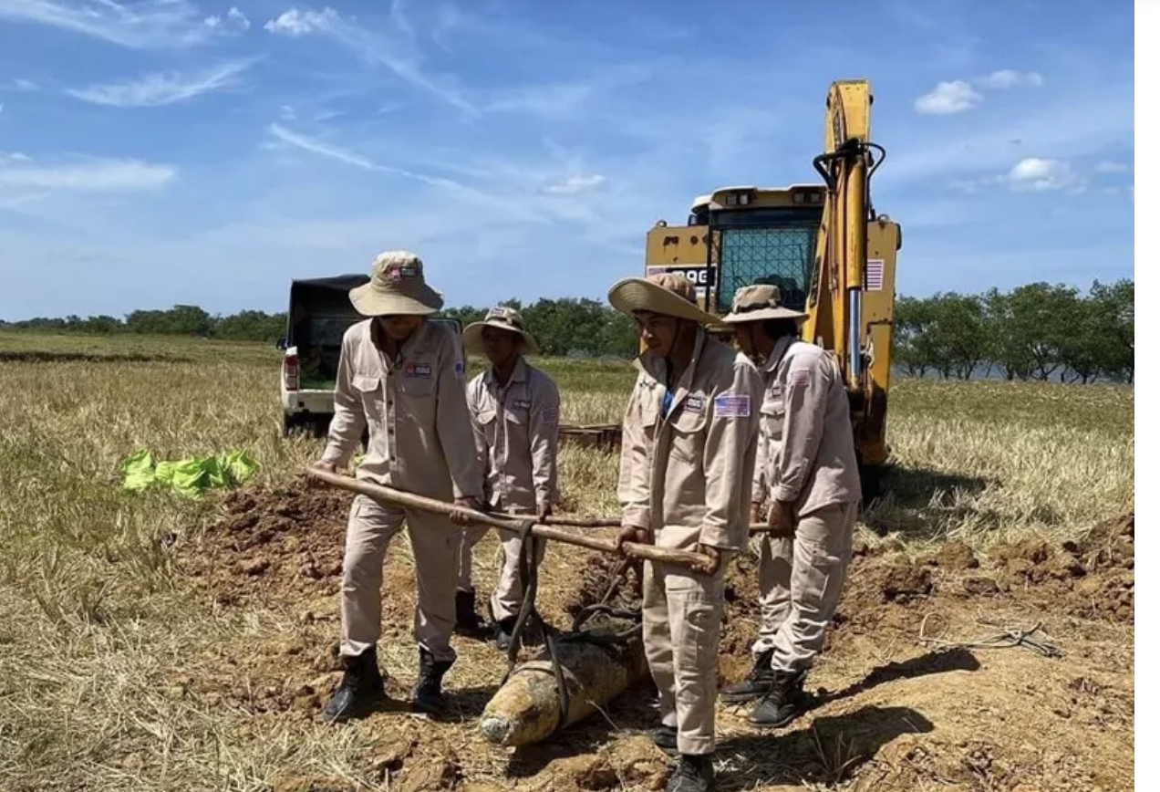 Phat hien qua bom nang 230 kg trong ruong lua hinh anh