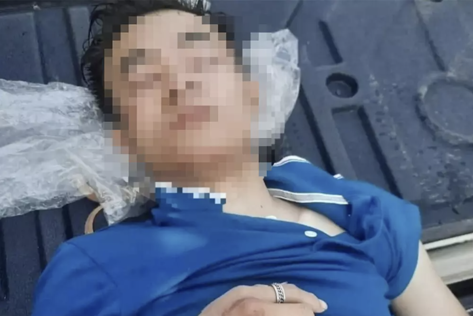 Nam thanh nien cam diec nghi bi danh dap nao o nghia trang hinh anh