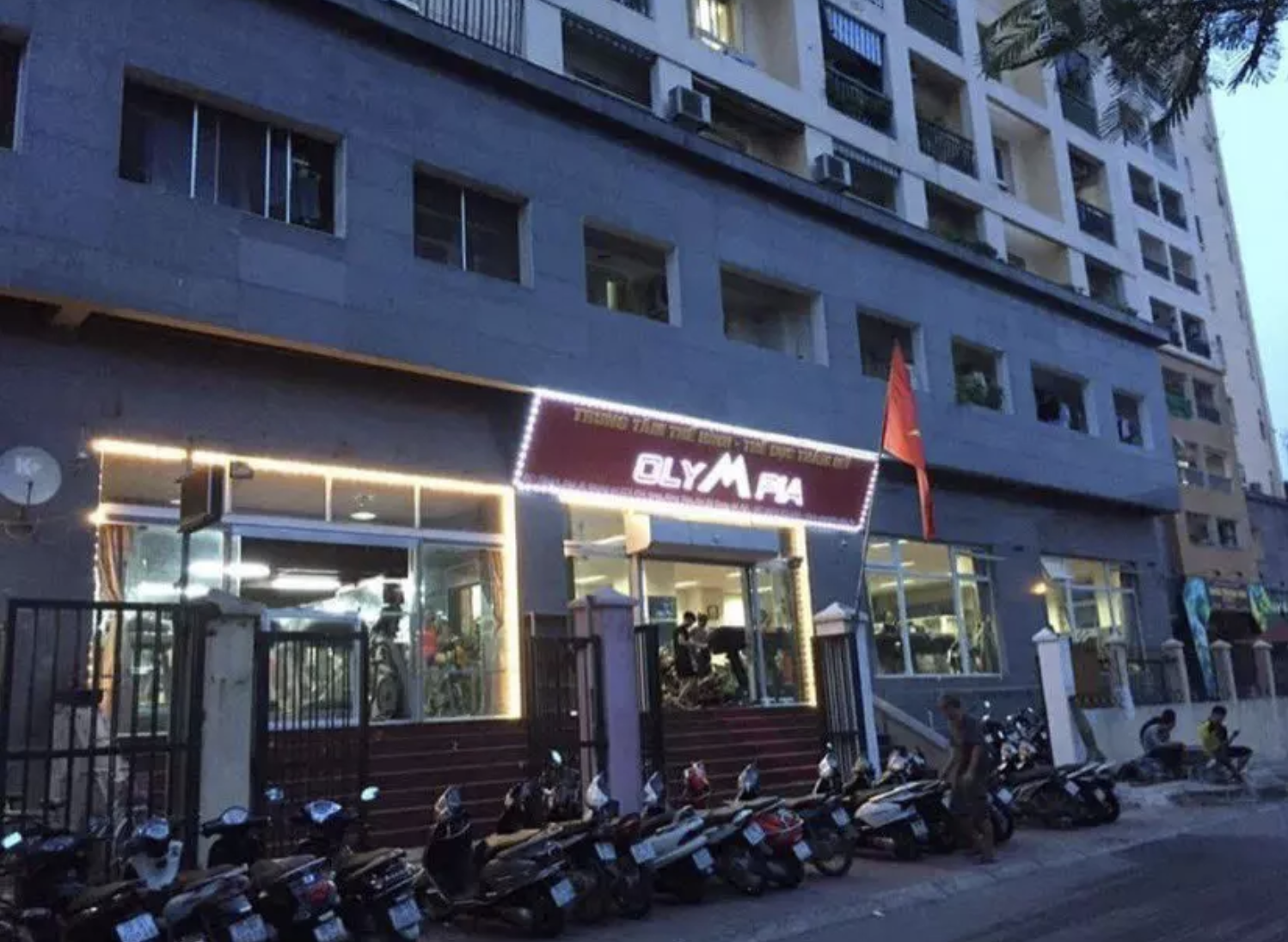 Nguoi dan ong tu vong do roi tu tang cao, mac vao hang rao hinh anh