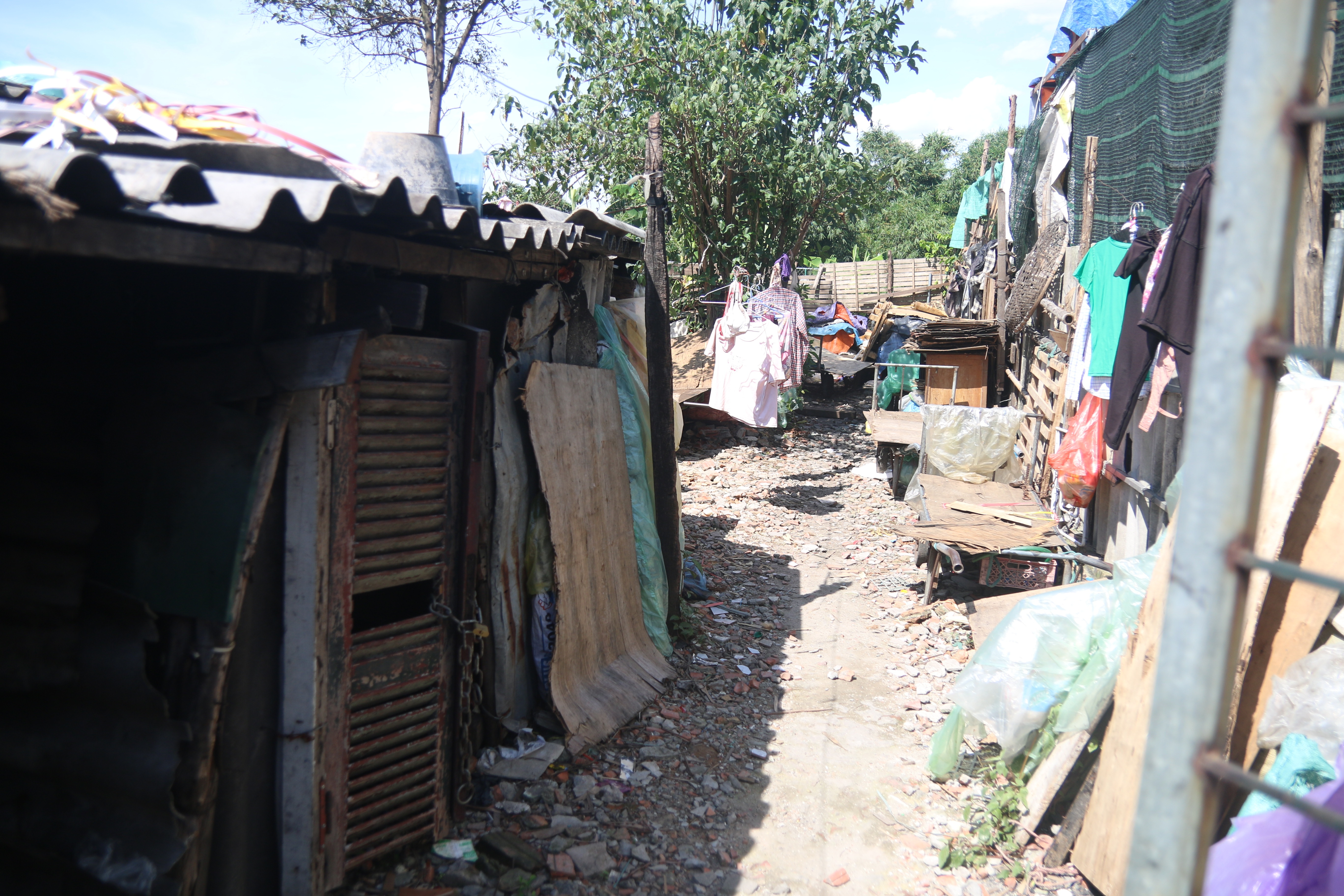 Nguoi ngheo chat vat trong nang nong anh 2