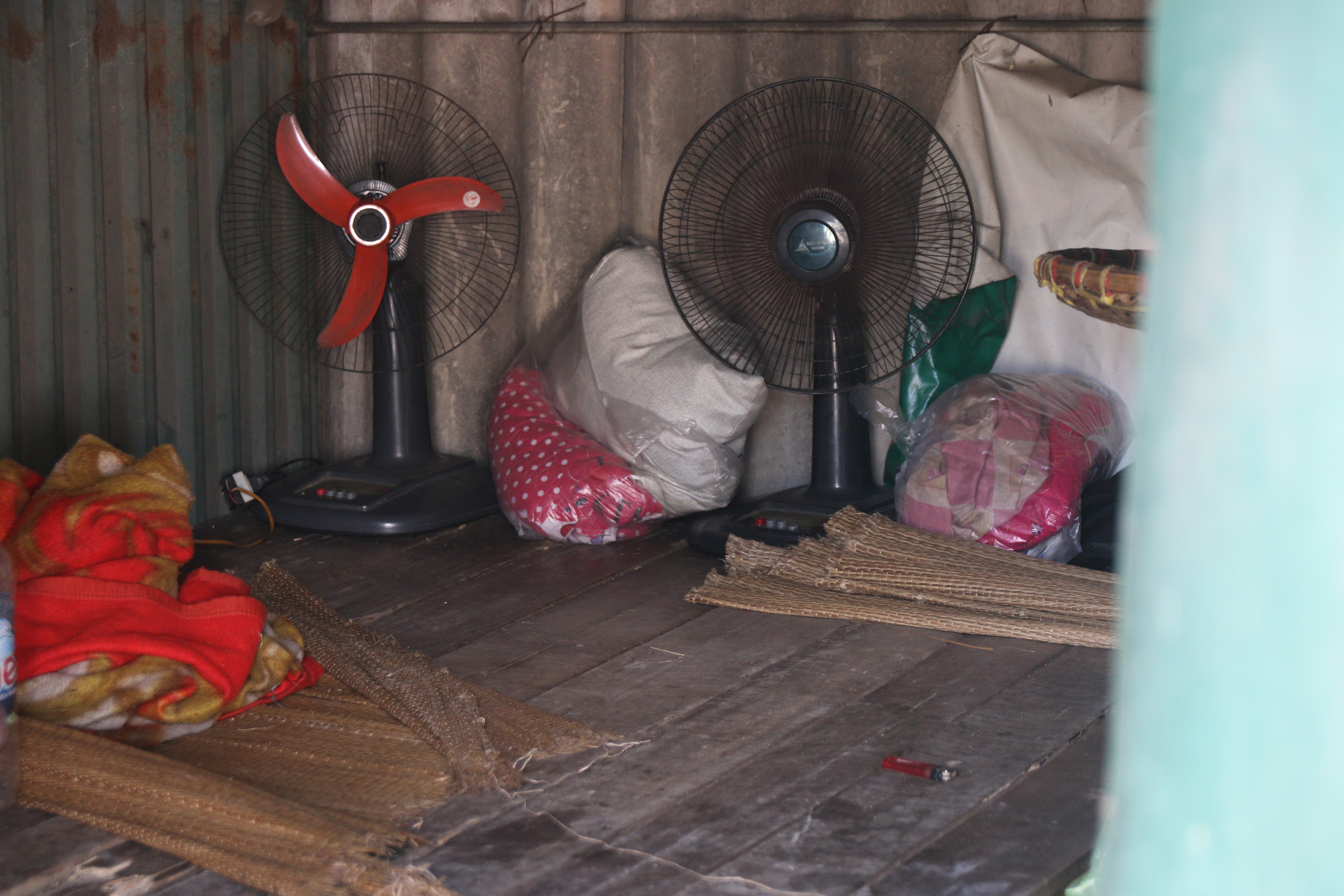 Nguoi ngheo chat vat trong nang nong anh 3