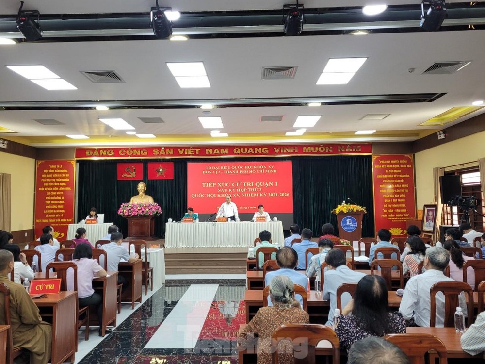 hon 1.400 can bo y te bo viec anh 1