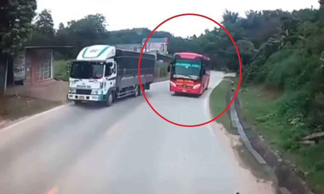 Oto khach lan lan vuot au khien xe dau keo lat nghieng hinh anh