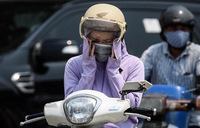 Nguoi dan TP.HCM vat lon voi canh 'sang nang, chieu mua' hinh anh