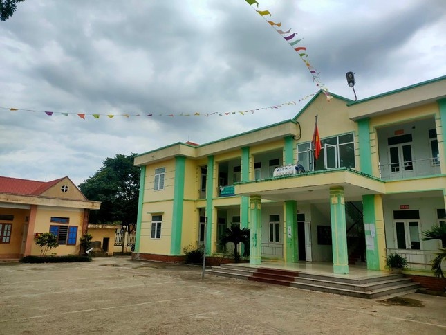 Chu tich xa bi danh ghen tung dinh ky luat vu 'de di lac' hinh anh