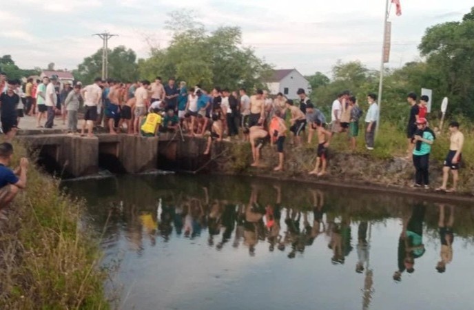 Thi the nu sinh lop 8 bi vuong duoi long kenh hinh anh