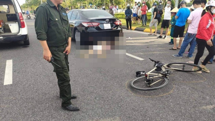 Nguoi di xe dap tu vong sau va cham voi oto con anh 1
