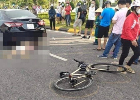 Nguoi di xe dap tu vong sau va cham voi oto con hinh anh