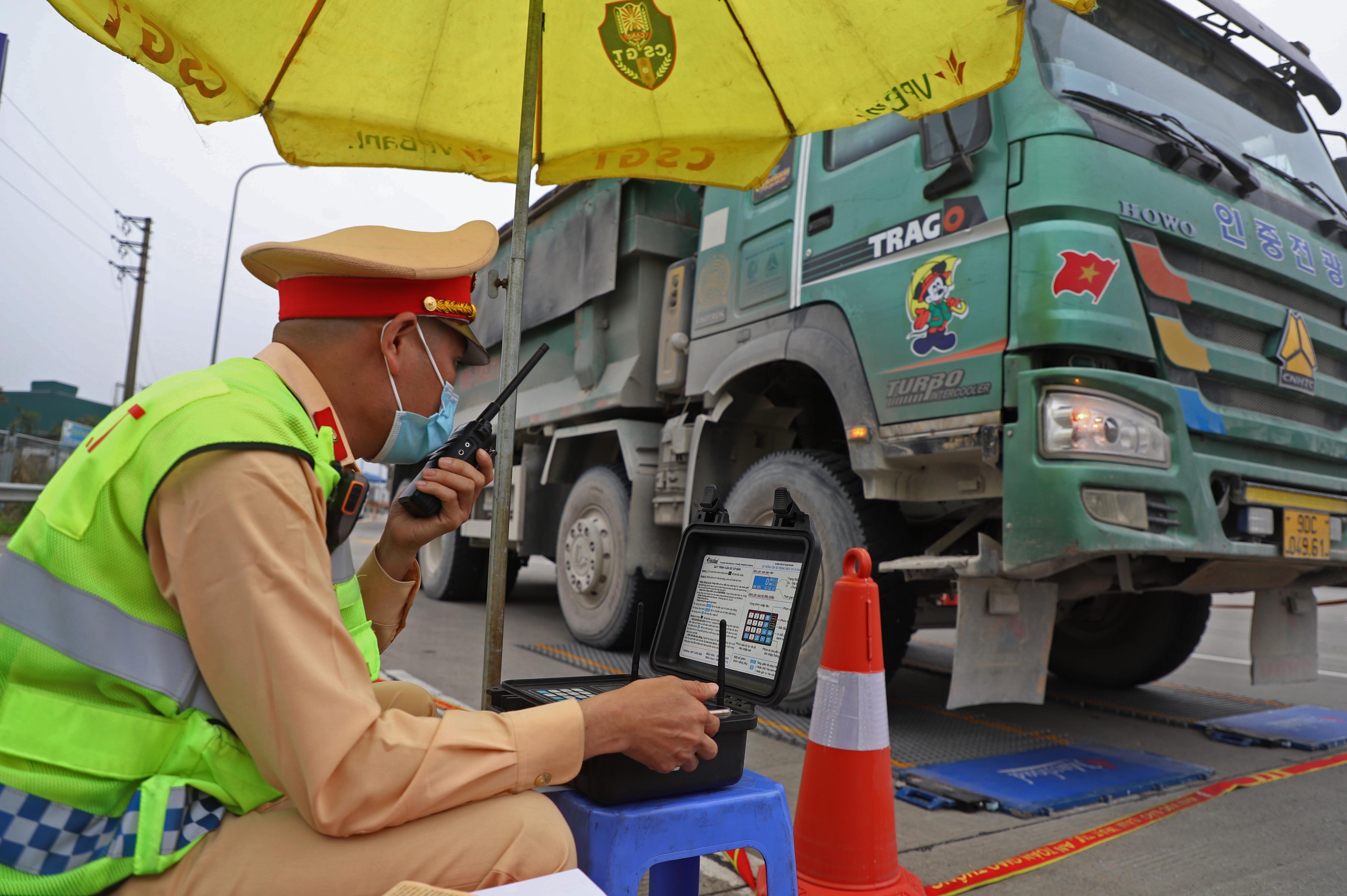 Tuoc phu hieu xe cho qua tai tren cao toc Phap Van - Cau Gie hinh anh