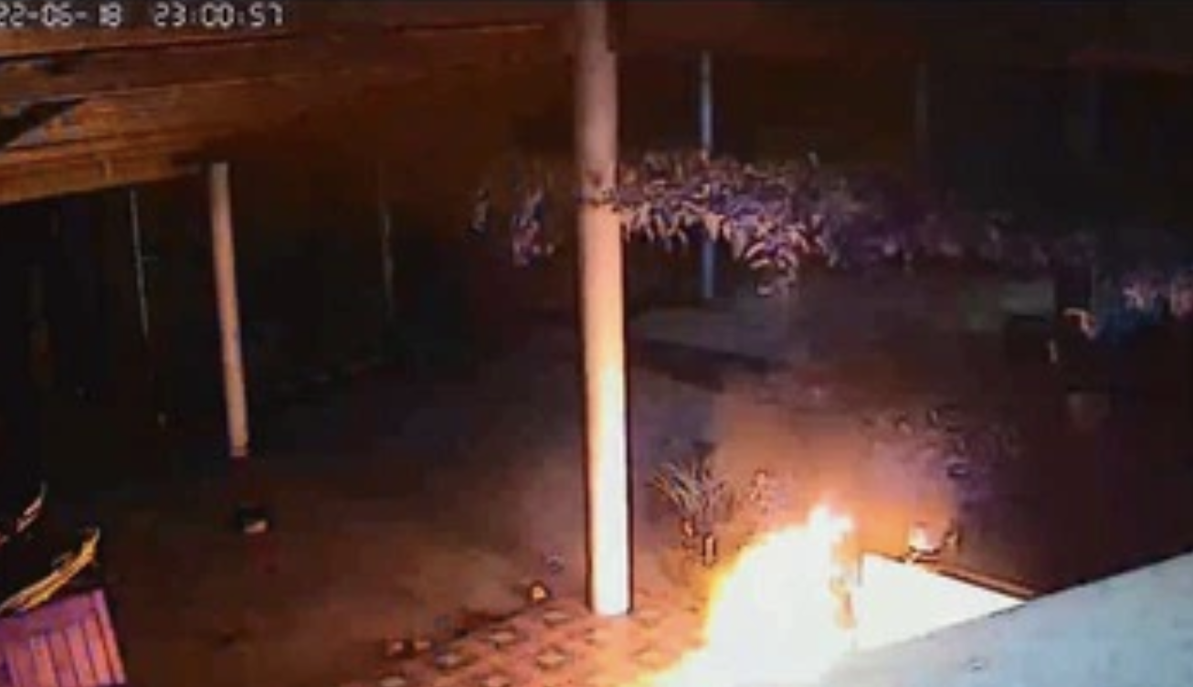 Binh Dinh dieu tra vu nem bom xang vao nha dan gay chay no hinh anh