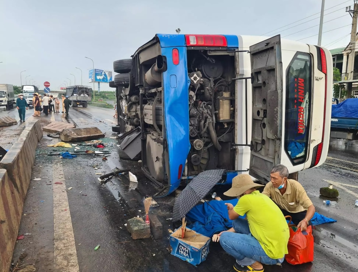 Xe khach lat nhao tren quoc lo 1, nhieu nguoi thuong vong hinh anh