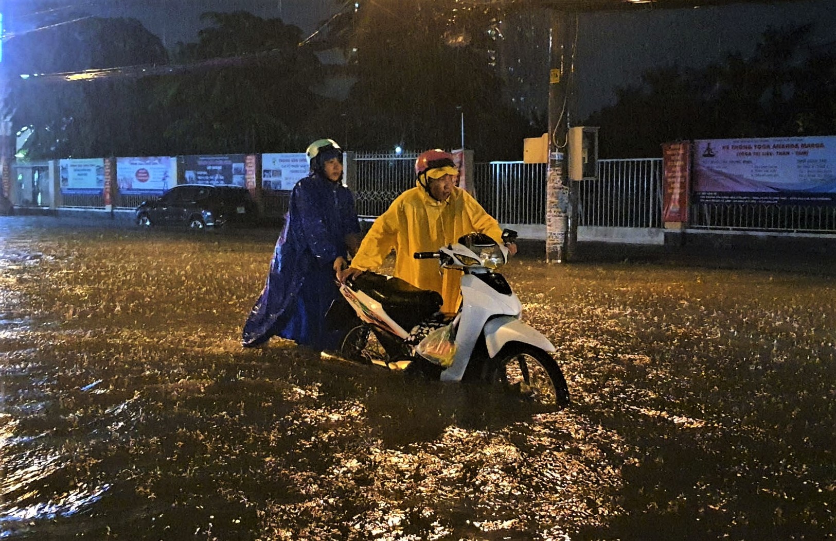 Mua lon, nhieu tuyen duong o TP.HCM bien thanh song hinh anh