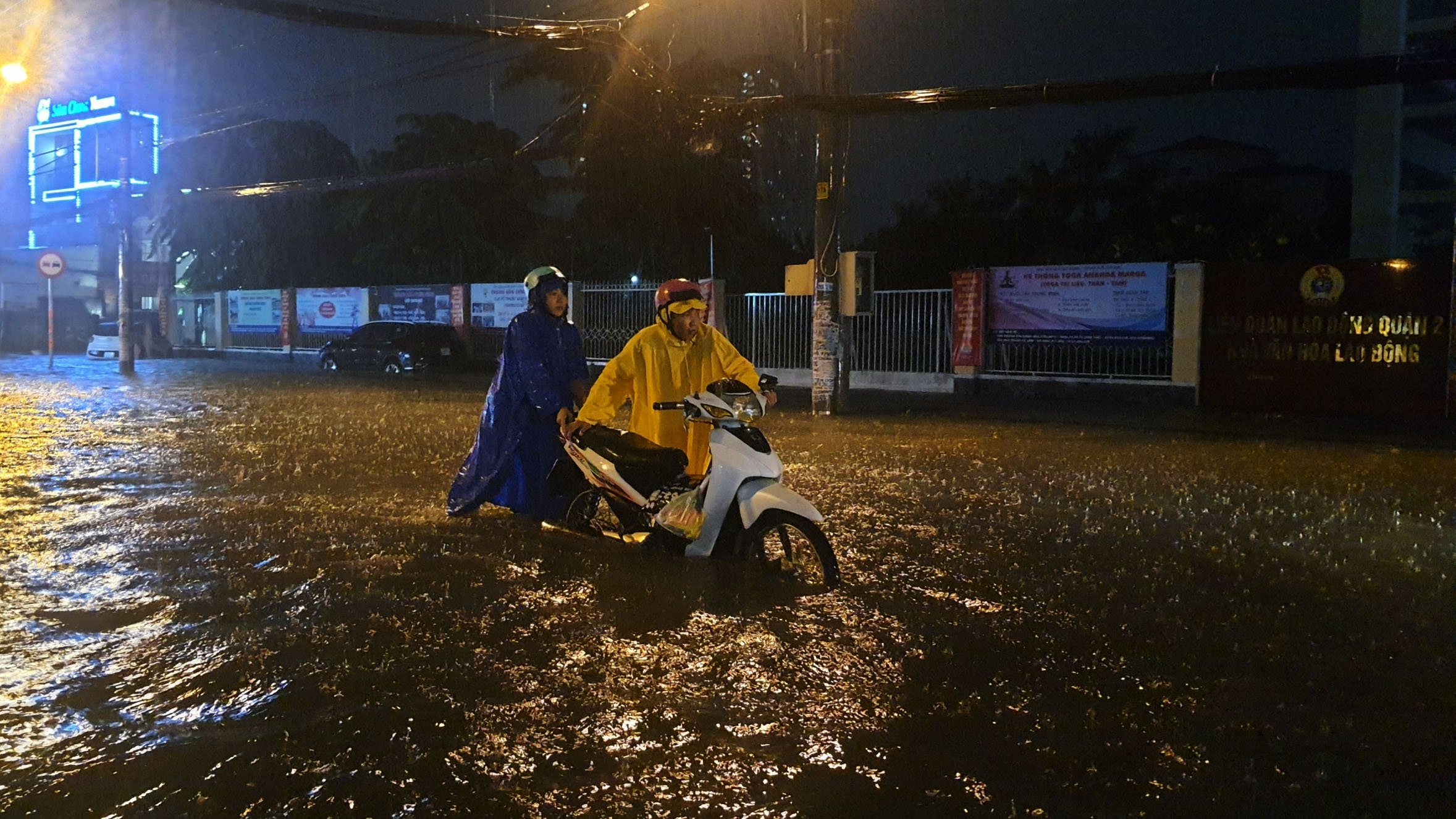 Duong bien thanh song sau con mua, nguoi dan TP.HCM loi bi bom ve nha hinh anh
