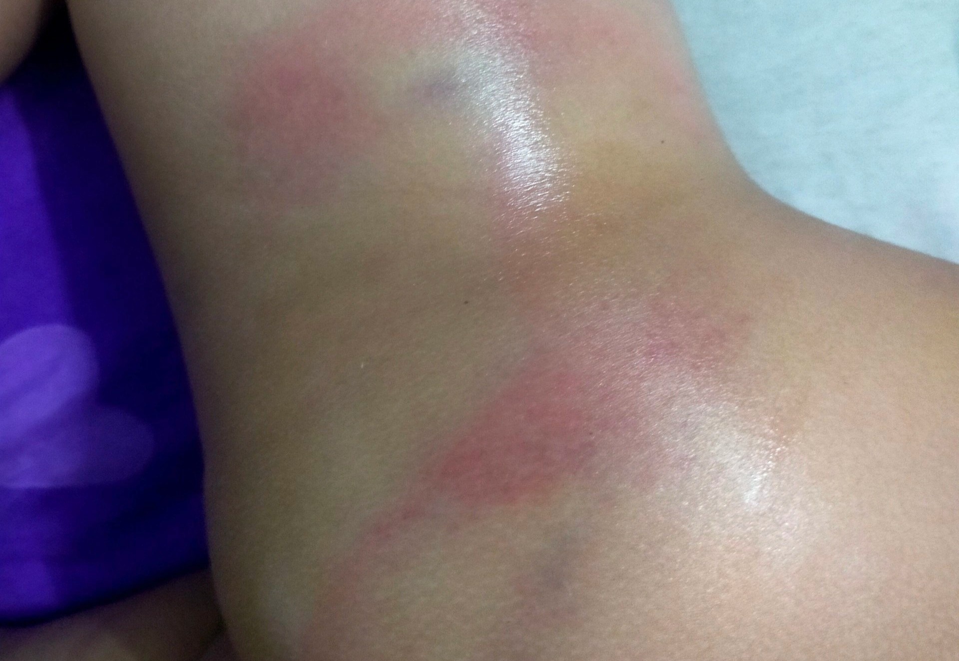 Xu ly nghiem vu 'co giao danh tre 4 tuoi vi di ve sinh ra quan' hinh anh