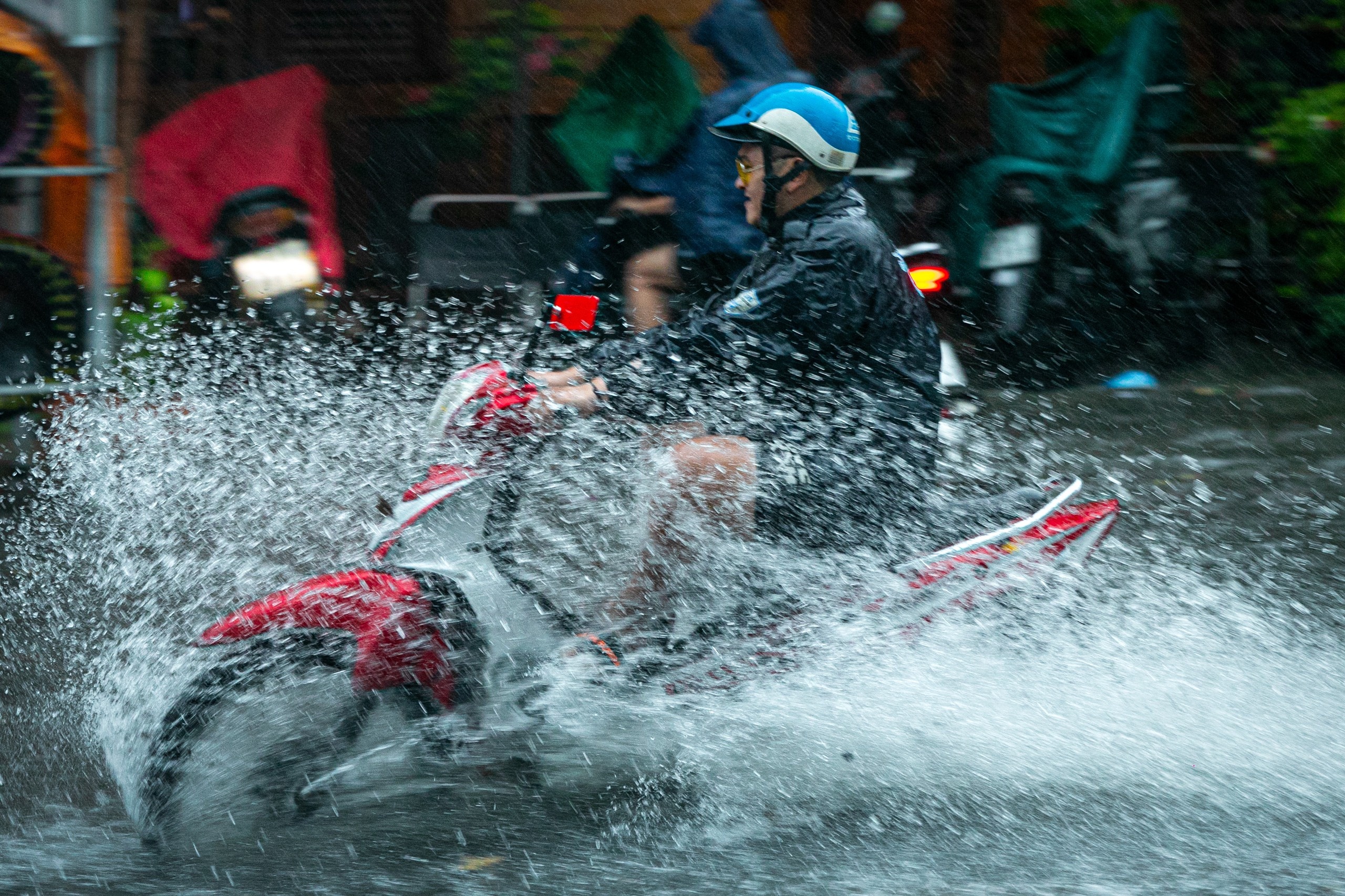 Nhieu tuyen duong o TP.HCM thanh bien nuoc trong mua lon hinh anh