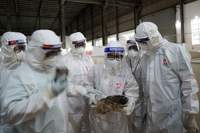 Hang tram nhan vien y te nghi viec, Dong Nai dau dau tim giai phap hinh anh