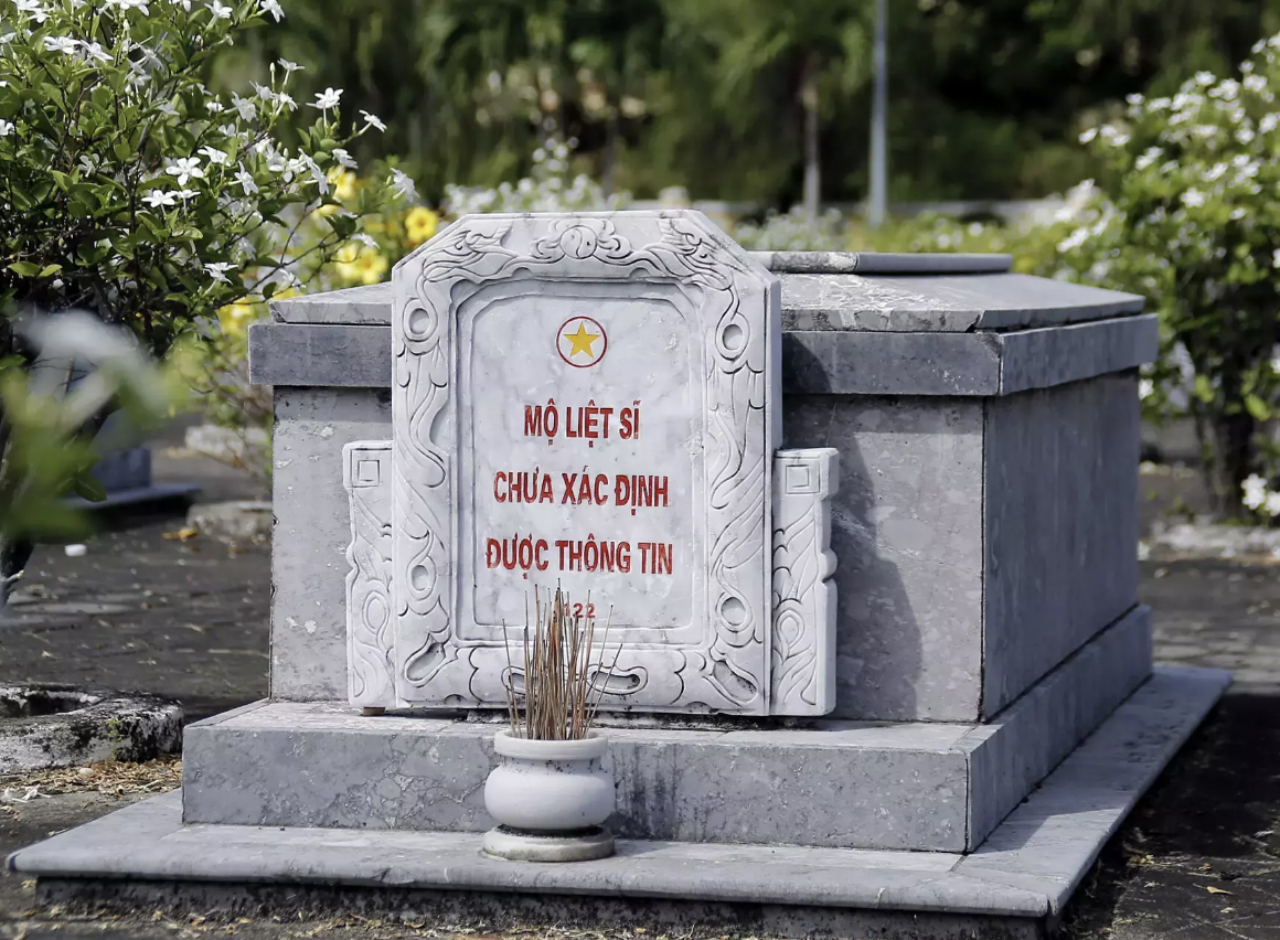 Bo LD-TB&XH ly giai viec doi ten bia mo liet si vo danh hinh anh