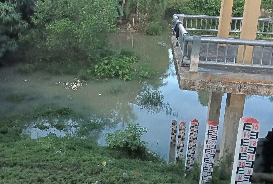 Dat nhau di choi, hai chi em roi xuong cong nuoc tu vong hinh anh