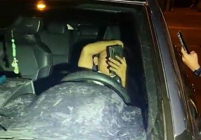 Canh cao can bo dia chinh co thu trong xe khi bi do nong do con anh 1