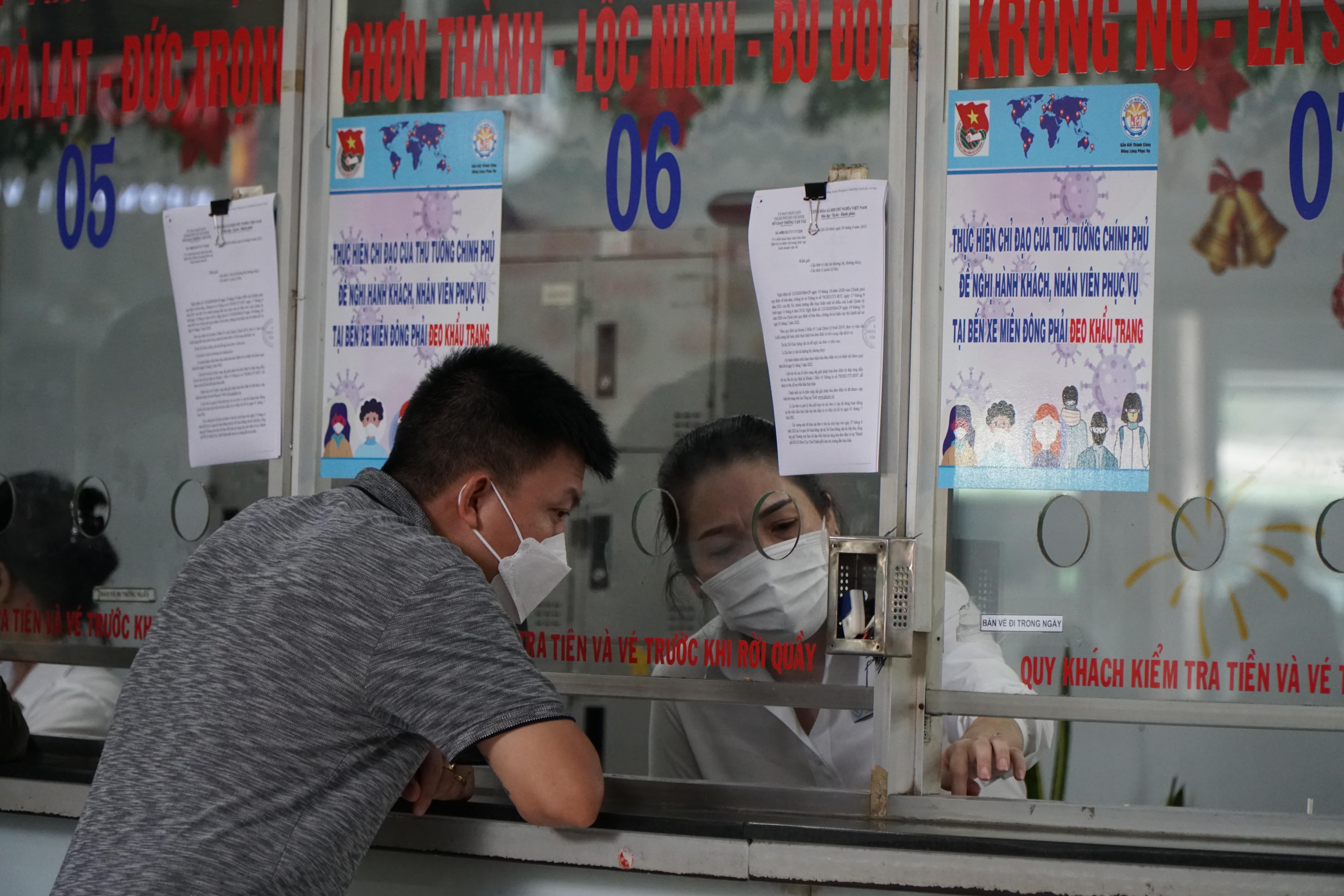 Nguoi dan cho doi ca tieng o Ben xe Mien Dong mua ve dien tu anh 2