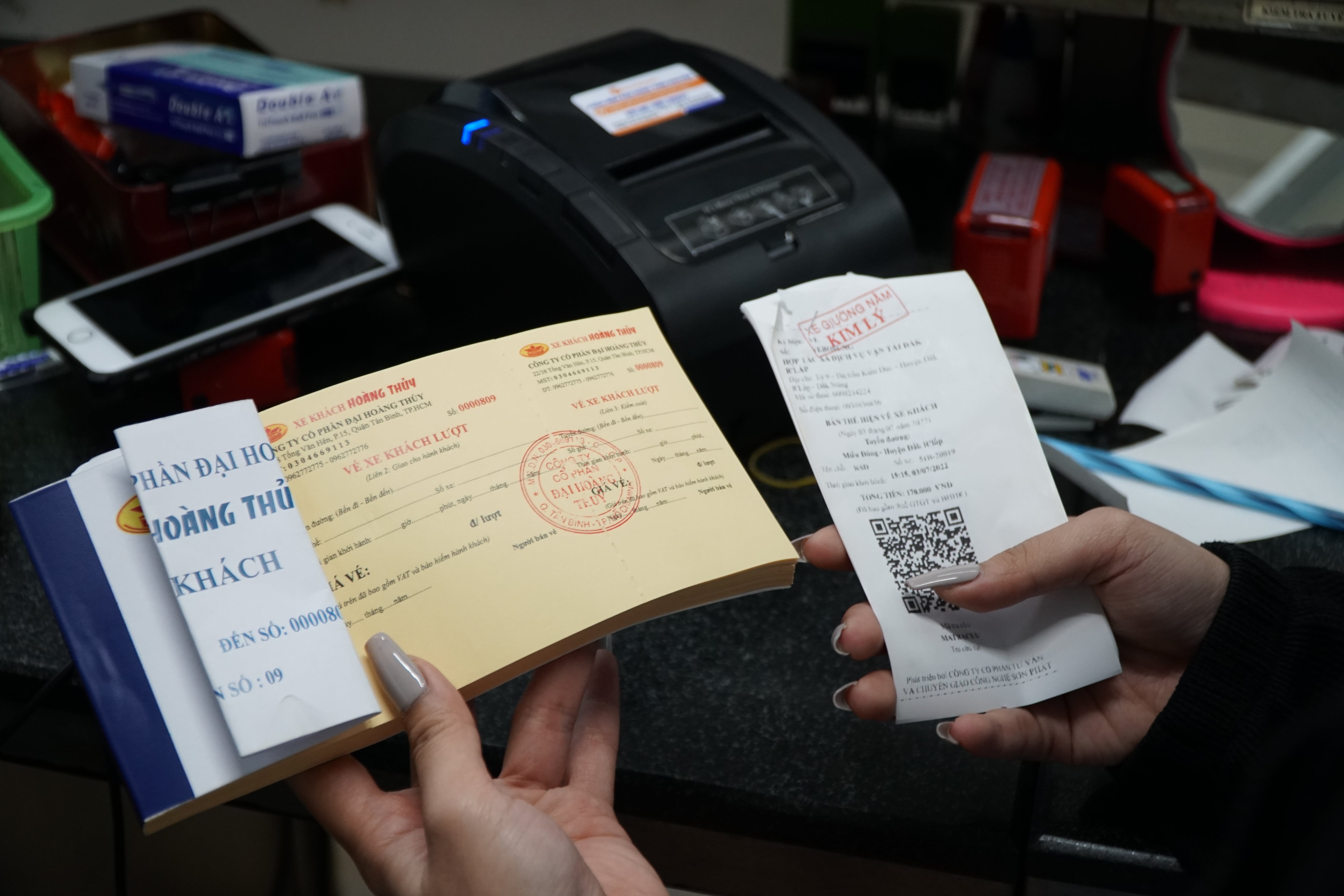 Nguoi dan cho doi ca tieng o Ben xe Mien Dong mua ve dien tu anh 1