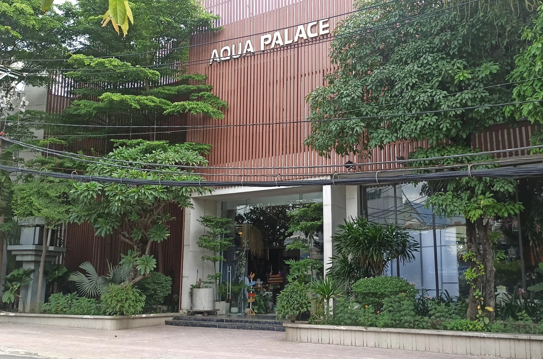 nguoi dan ong len vao nha hang tiec cuoi bat coc tre em anh 1