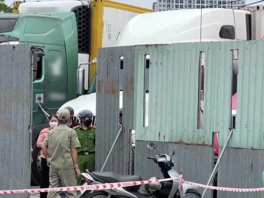 Tai xe container tu vong bat thuong trong bai do xe anh 1