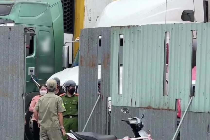 Tai xe container tu vong bat thuong trong bai do xe hinh anh