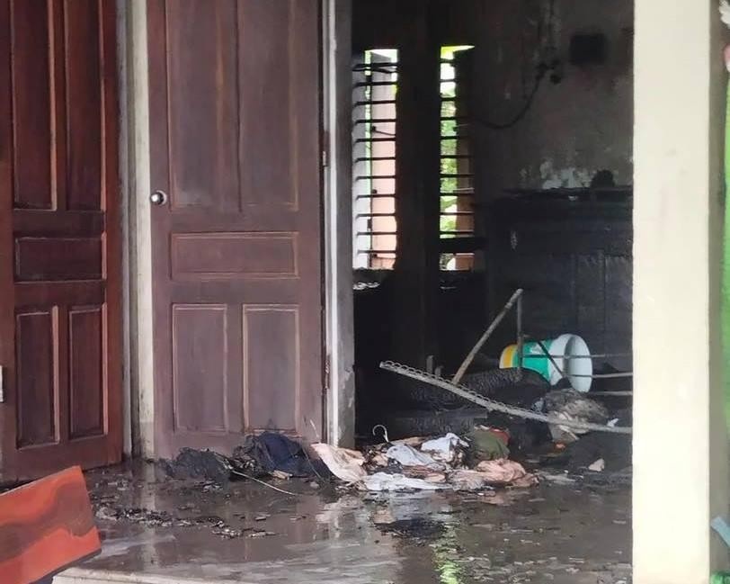 Nguoi dan ong mua xang tu thieu tai nha rieng anh 1