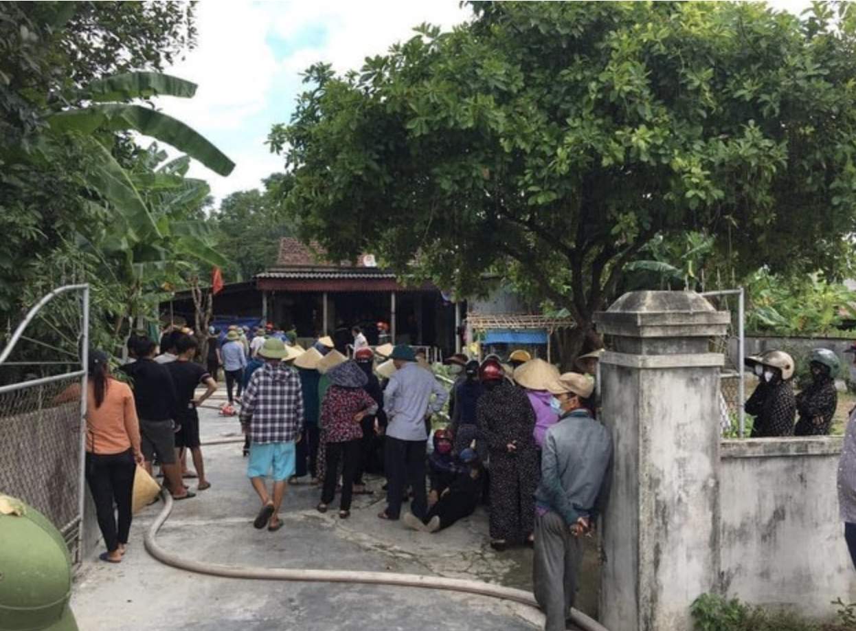 Nguoi dan ong mua xang tu thieu tai nha rieng anh 2