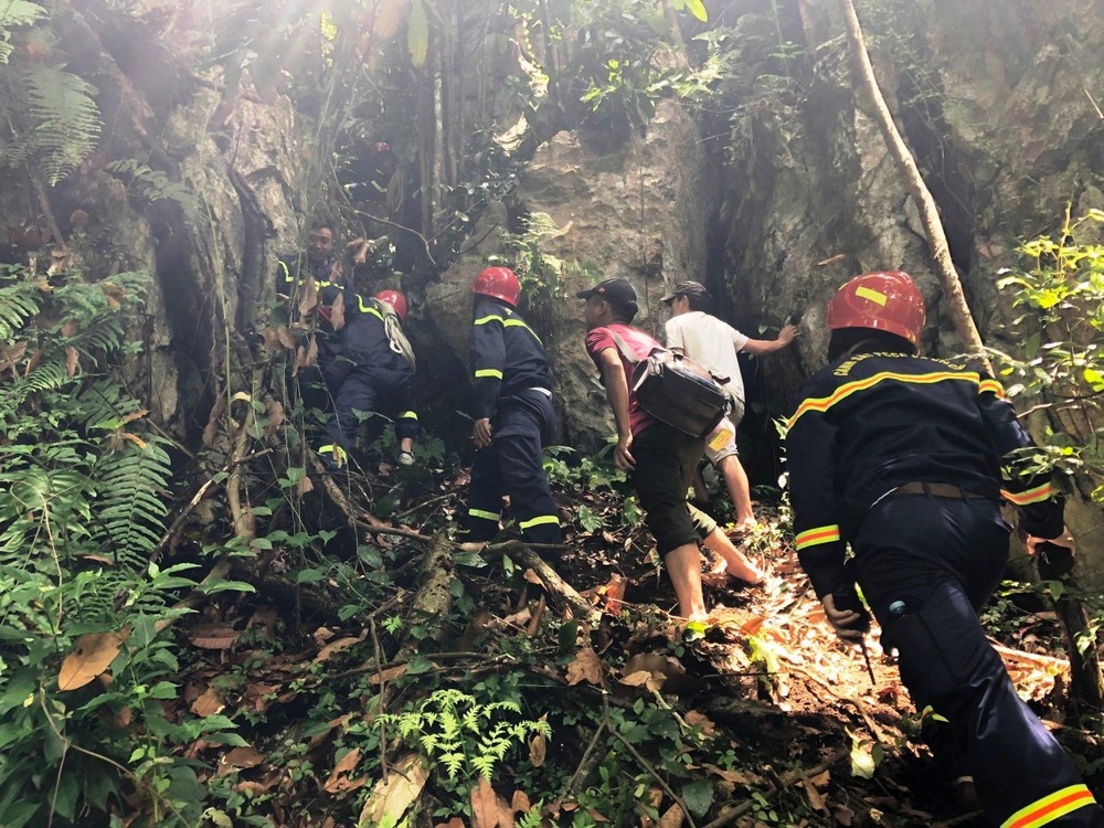 Gay can nhieu gio dua thi the ket tren vach nui cao hiem tro xuong dat anh 2