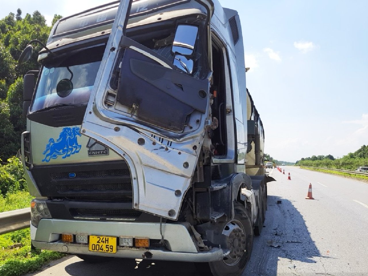 Xuong kiem tra xe, tai xe bi tong tu vong o lan dung khan cap hinh anh