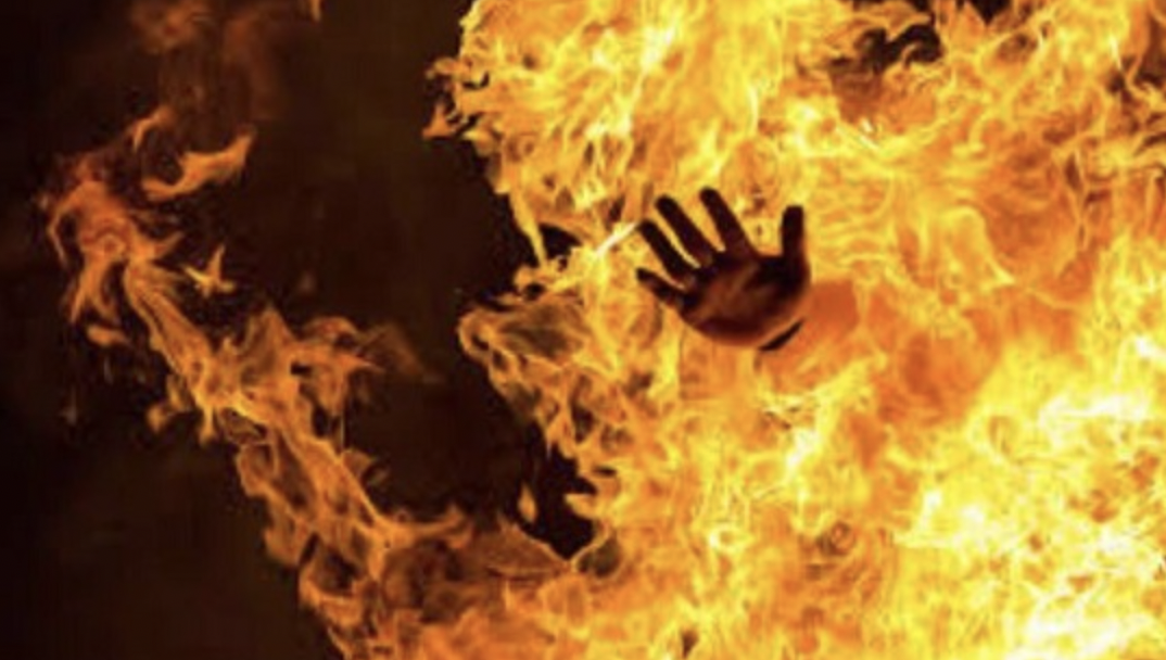 Nguoi dan ong mua xang tu thieu tai nha rieng hinh anh