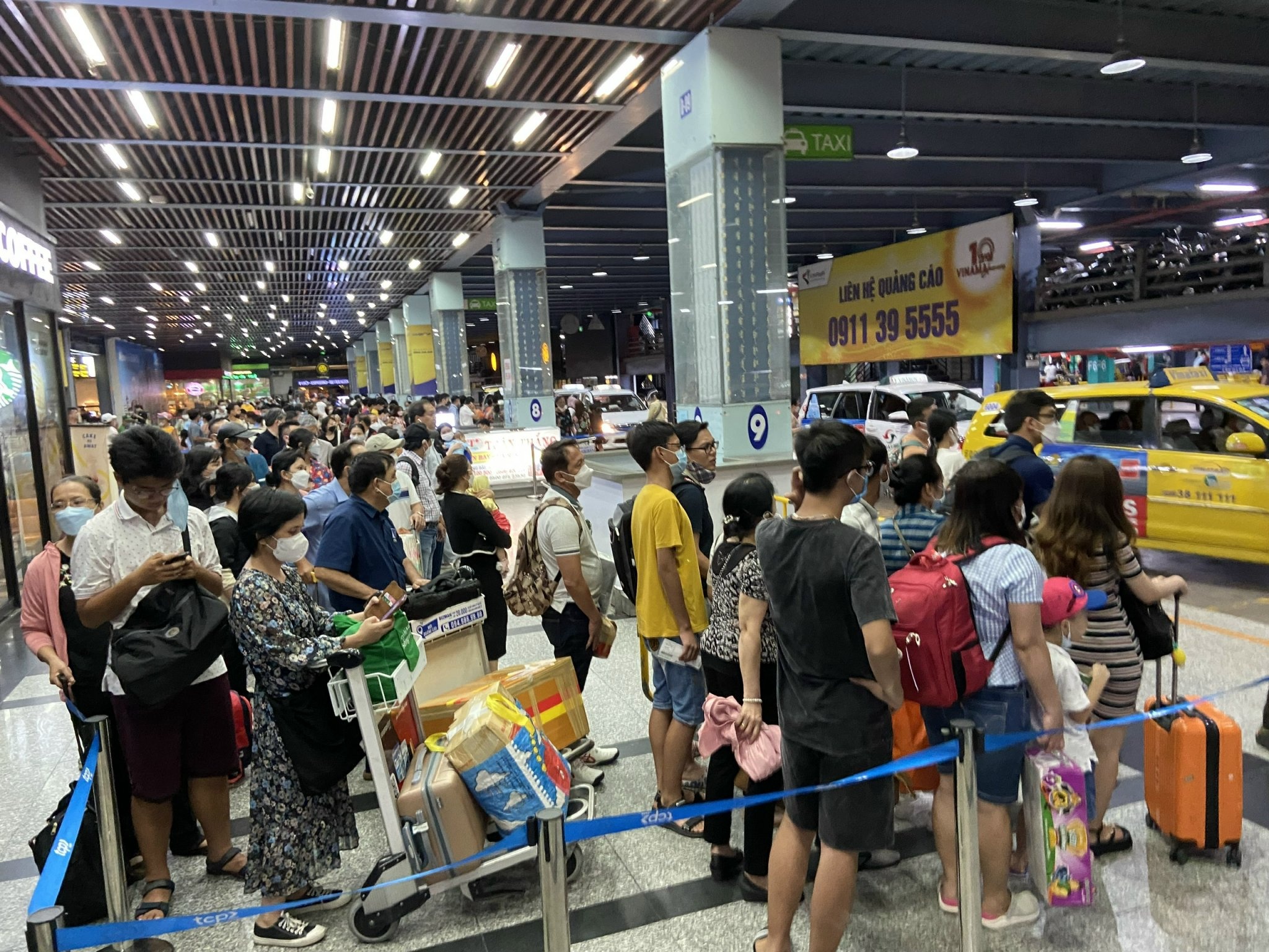 tre chuyen o san bay Tan Son Nhat anh 1