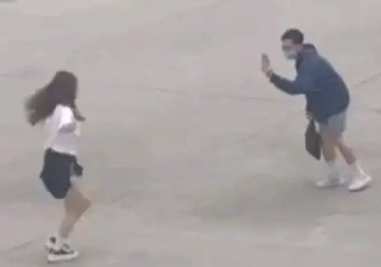 co gai nhay quay clip truoc khi len may bay anh 1