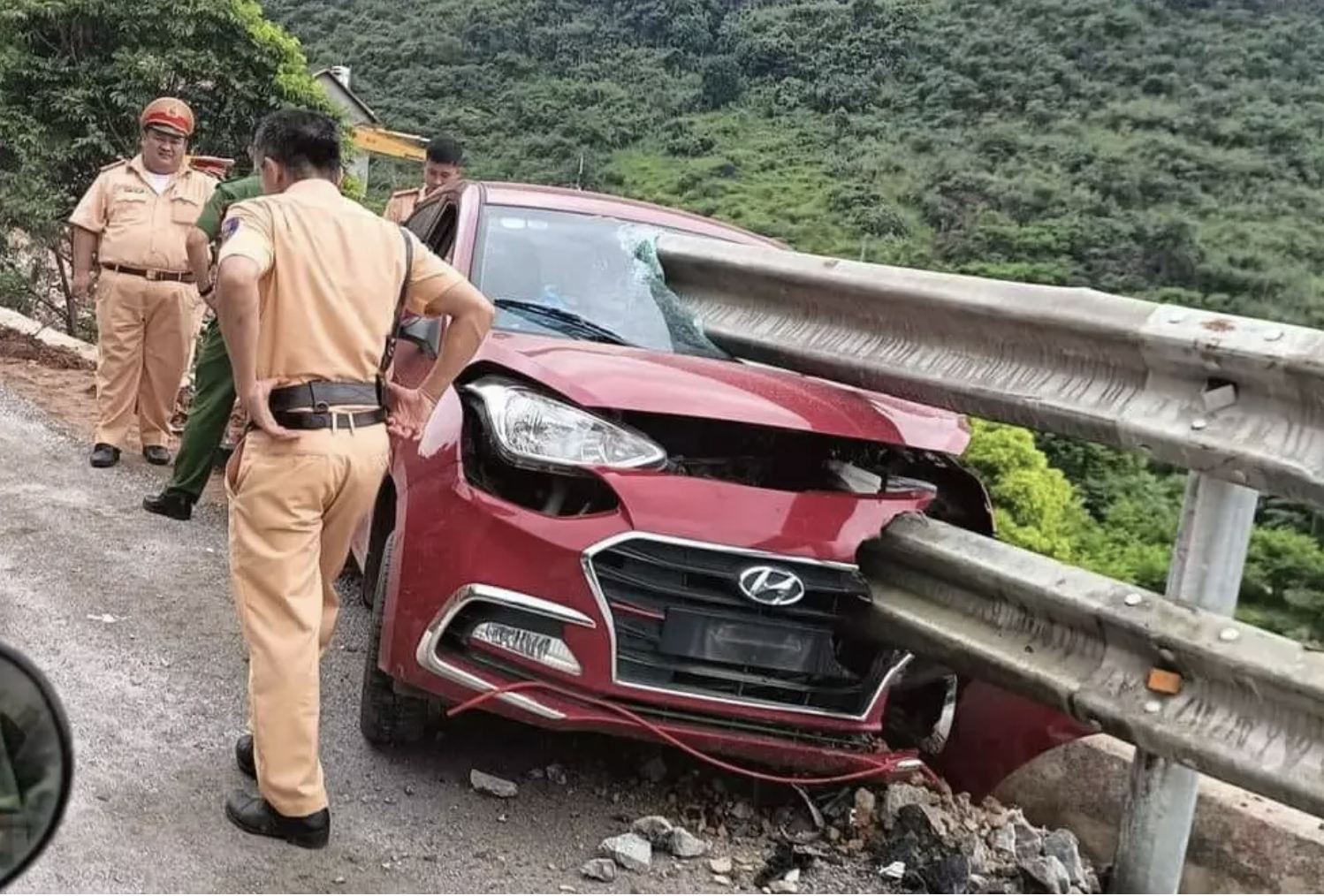 Oto bi lan can xuyen thung khi do deo anh 1