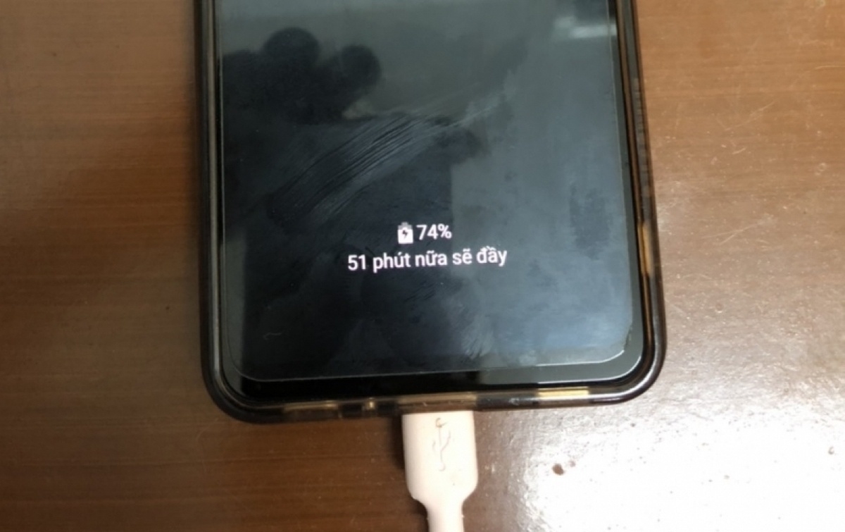 Choi game khi dang sac dien thoai, be gai bi dien giat tu vong hinh anh