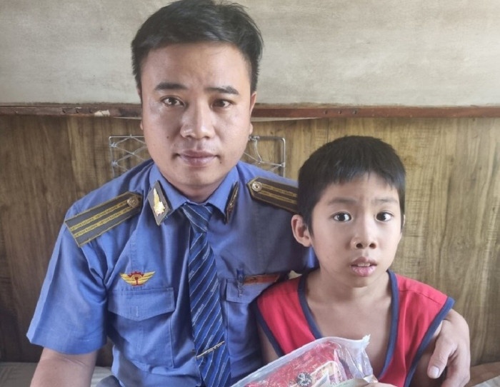 Phat hien be trai nghi bi bat coc, dua len tau vao Nam hinh anh