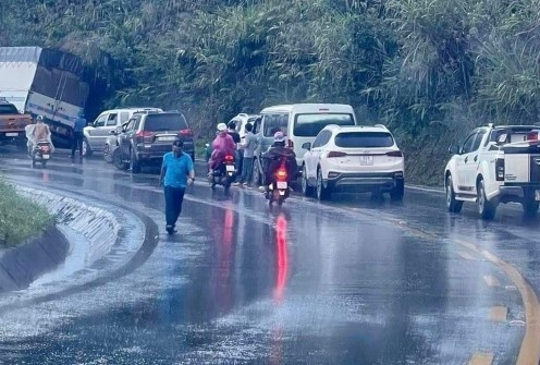 Xe khach dau dau xe container, 4 nguoi thuong vong hinh anh