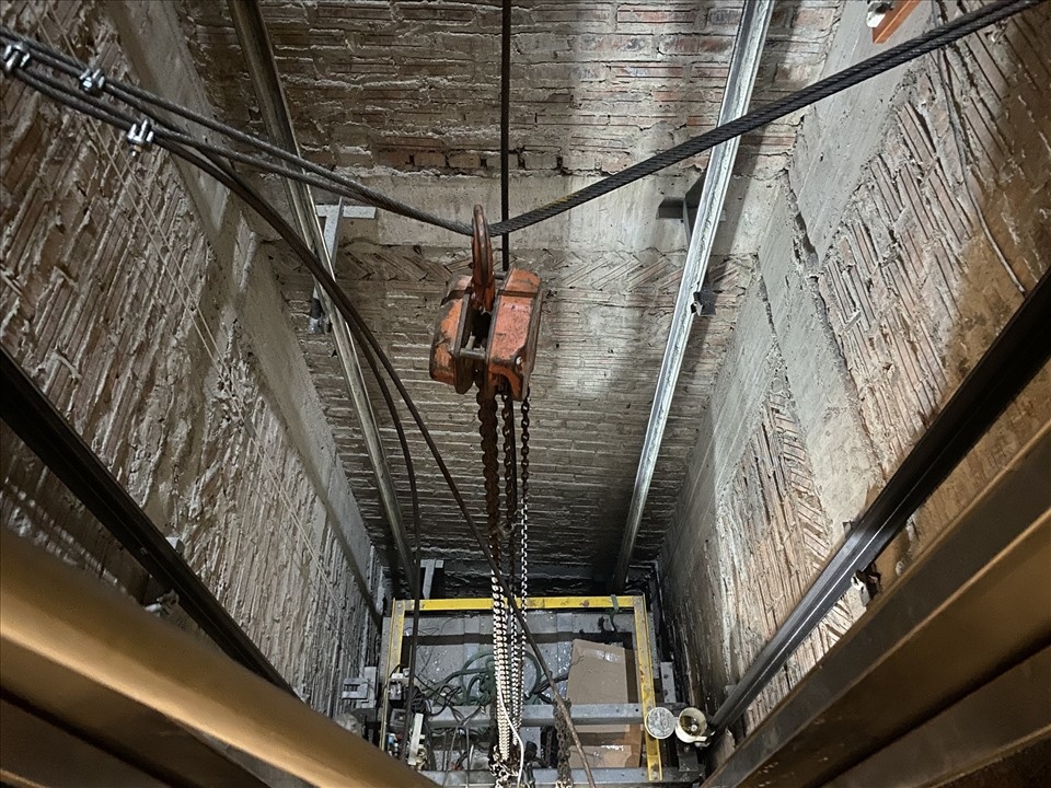 Nga xuong ho thang may benh vien, mot phu nu tu vong hinh anh