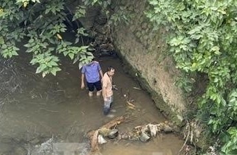 Thi the nguoi dan ong noi tren song o Cao Bang hinh anh