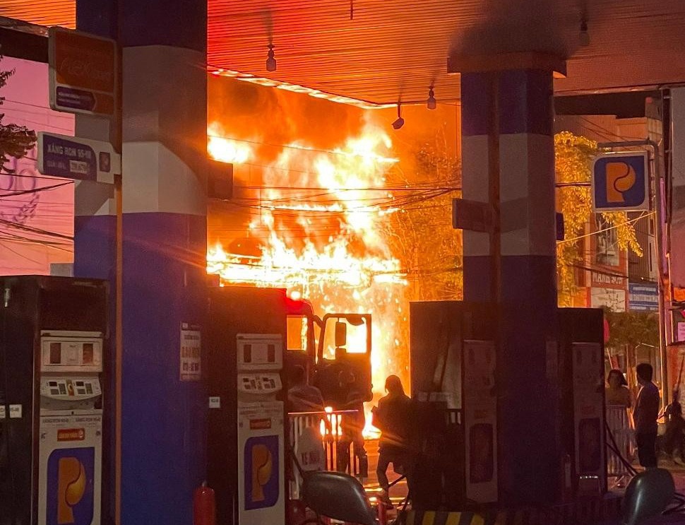 Hai ngoi nha bi thieu rui trong dam chay lon gan cay xang hinh anh